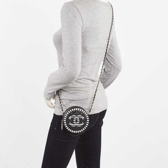 Chanel Black/White Quilted Caviar Leather Filigree Vanity Round Clutch - Picture 3 of 10